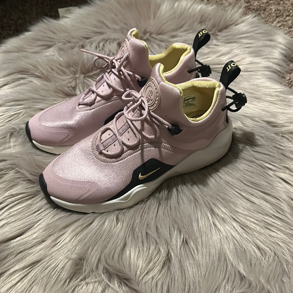 Nike huarache light pink/purple color women sneakers size 8.5 worn once